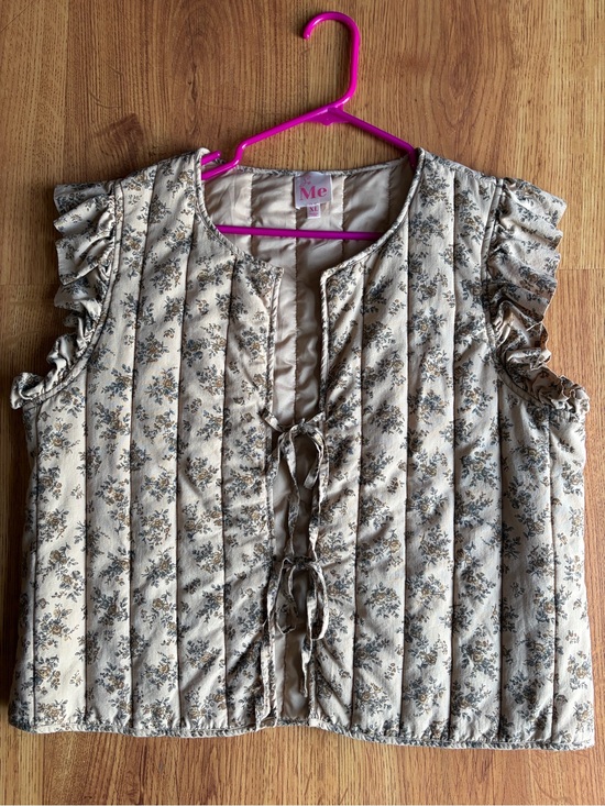 So Me Tops - So ME Quilted Sleeveless Vest in Cream and Taupe Floral